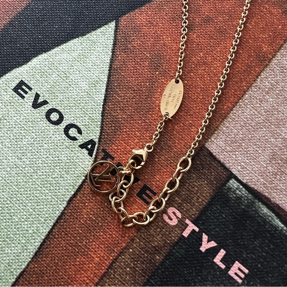 LOUIS VUITTON Gold Essential V Necklace - Picture 7 of 11